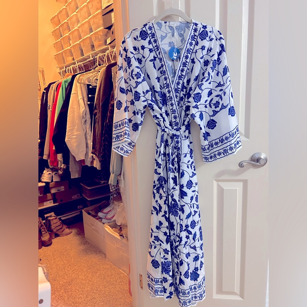 Cupshe coverup with tie belt. Size S. NWT